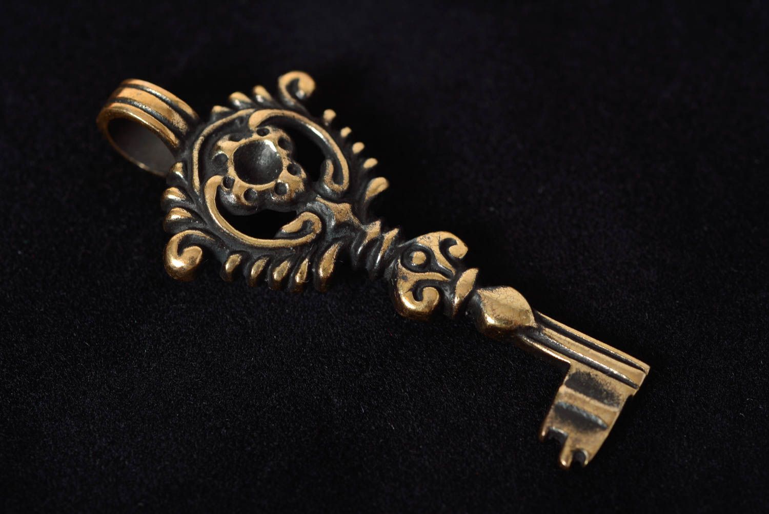 Pendentif clef en bronze pour bracelet fait main original bijou de créateur photo 4