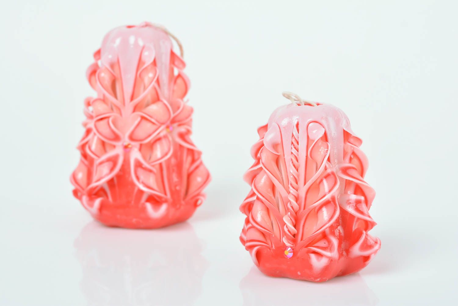 Свечи из парафина ручной работы набор 2 штуки персикового цвета резные фото 5