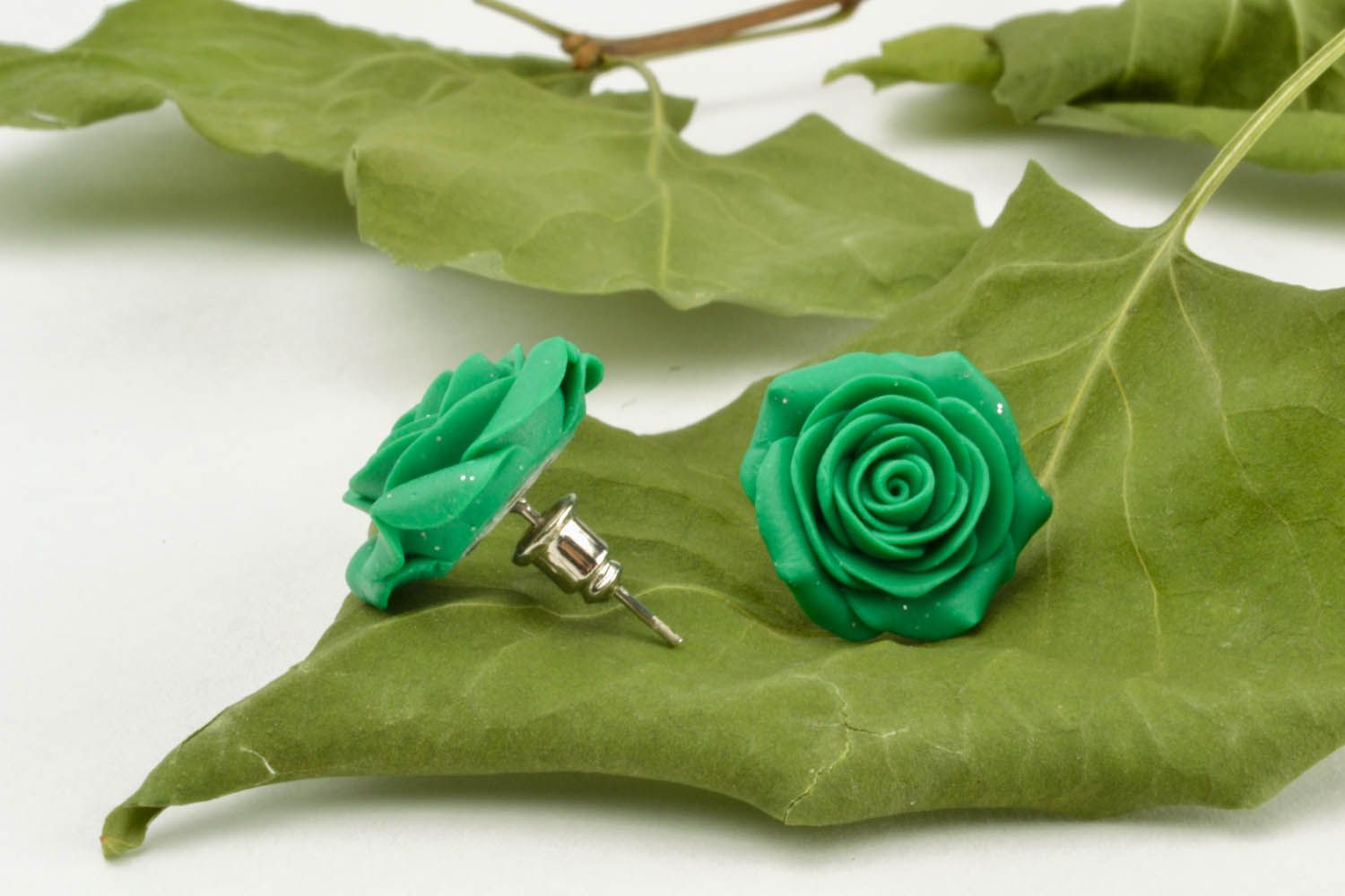 Серьги-гвоздики Зеленые розы фото 1