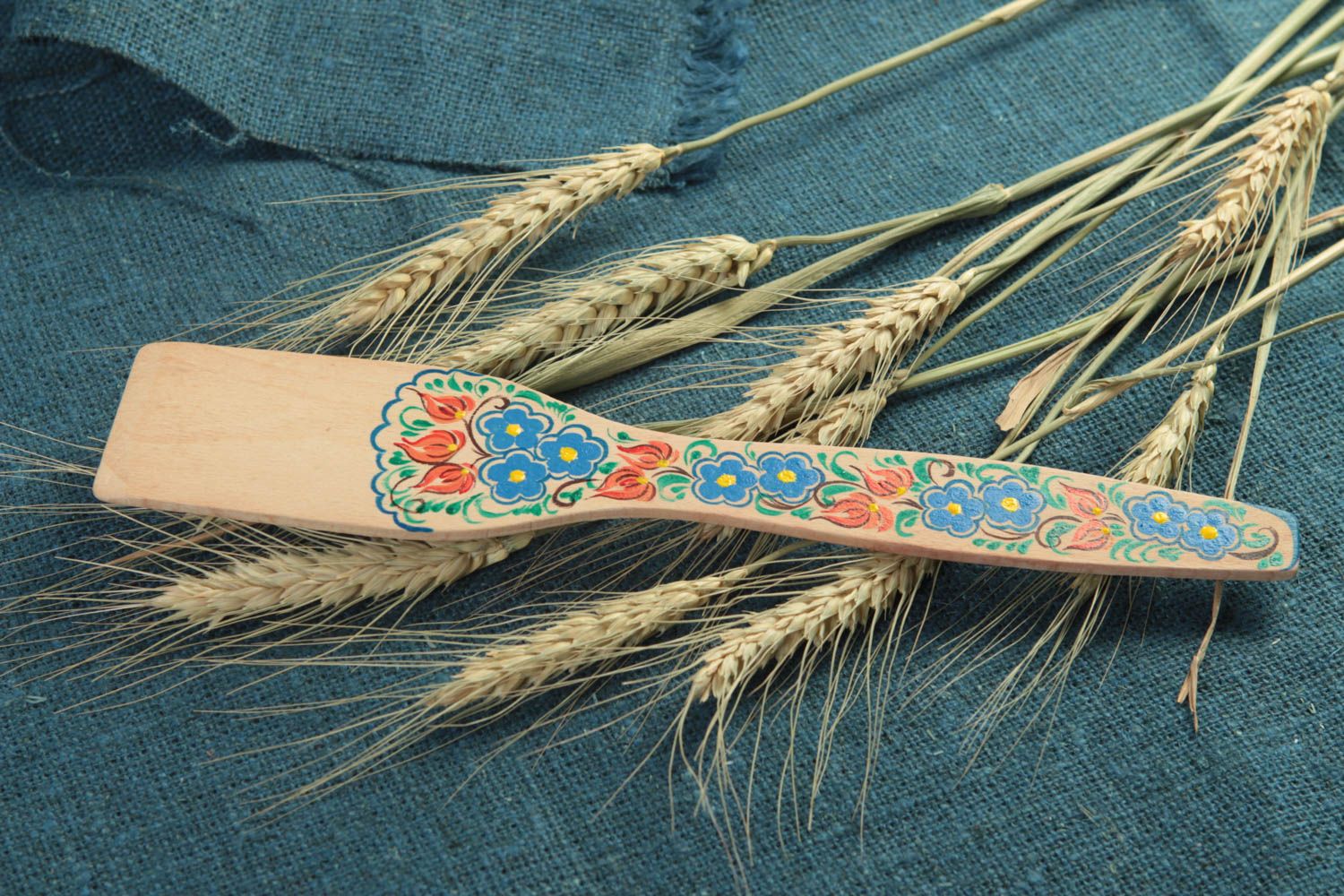 Голубая деревянная лопатка декоративная с Петриковской росписью ручной работы фото 1