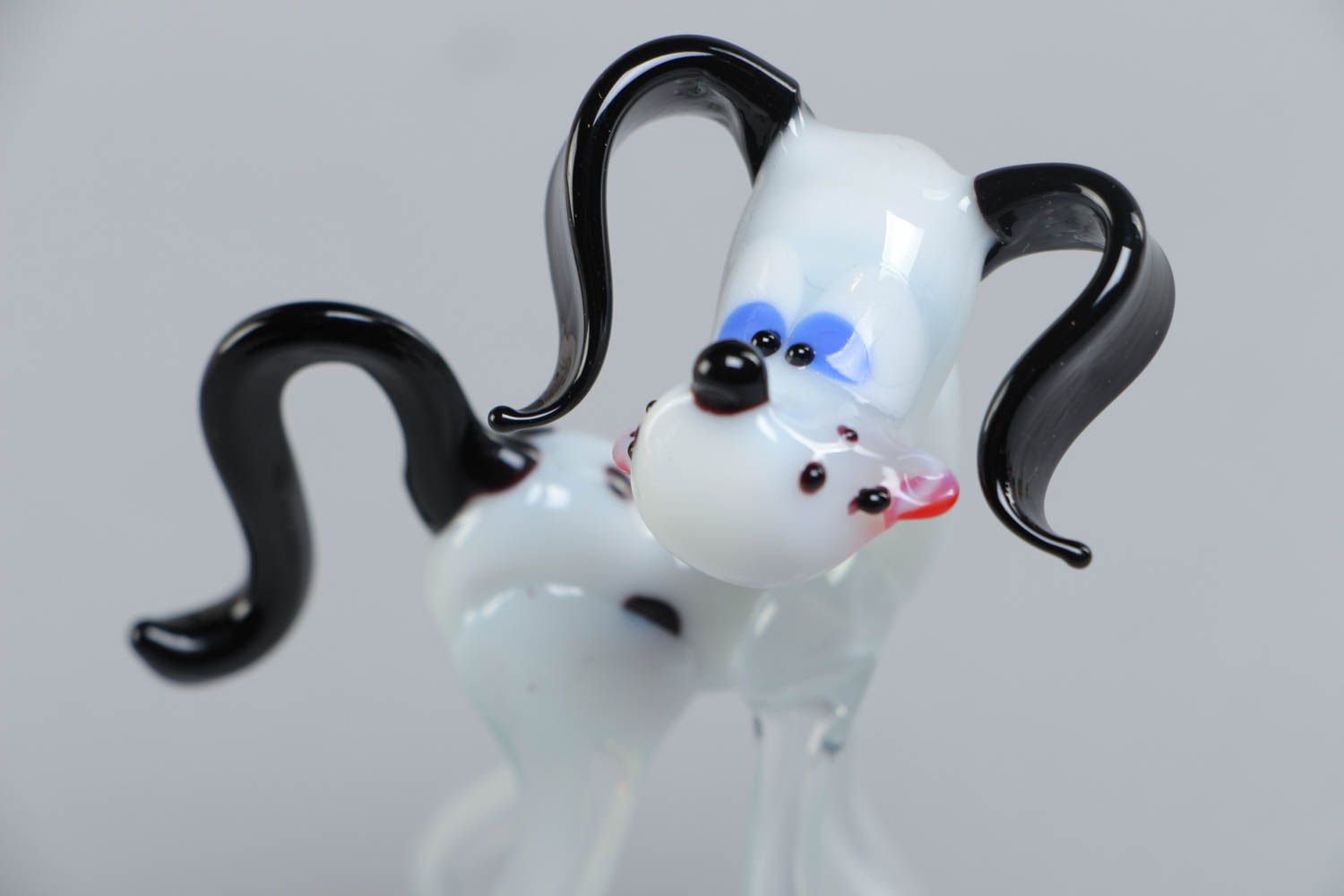 Фигурка из стекла лэмпворк пес белый с черными пятнами  маленькая ручной работы фото 3