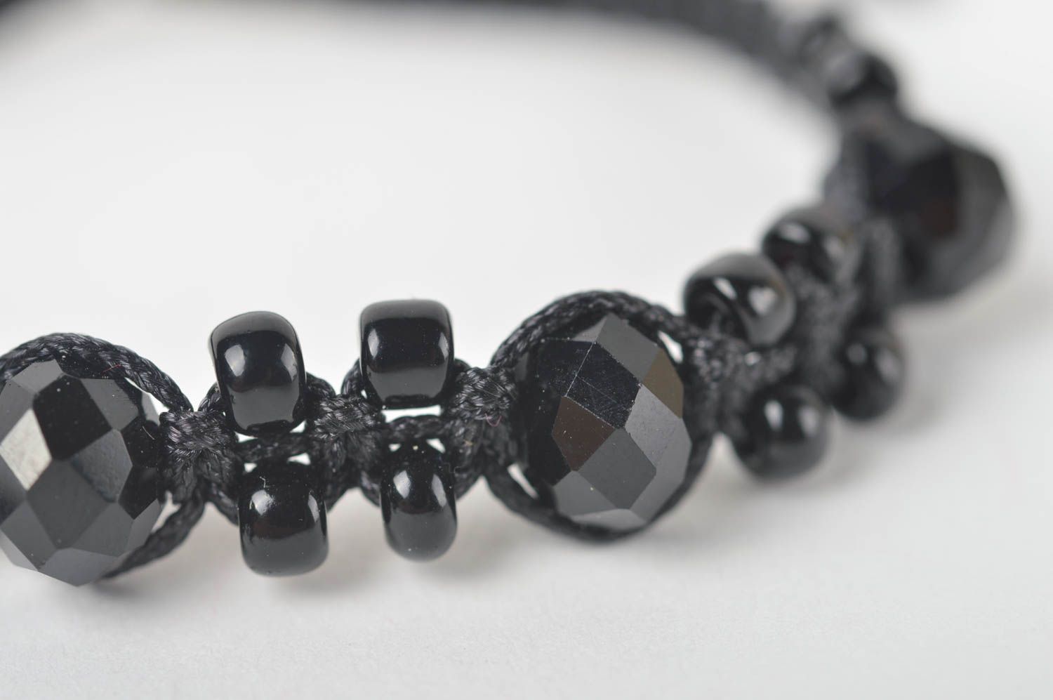 Bracelet tressé Bijou fait main noir avec perles à facettes Cadeau femme photo 3
