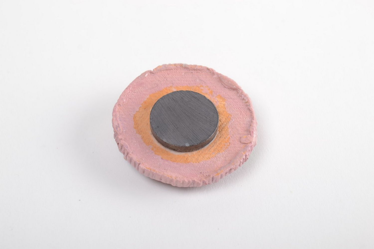 Круглый глиняный магнит на холодильник ручной работы расписанный красками фото 4