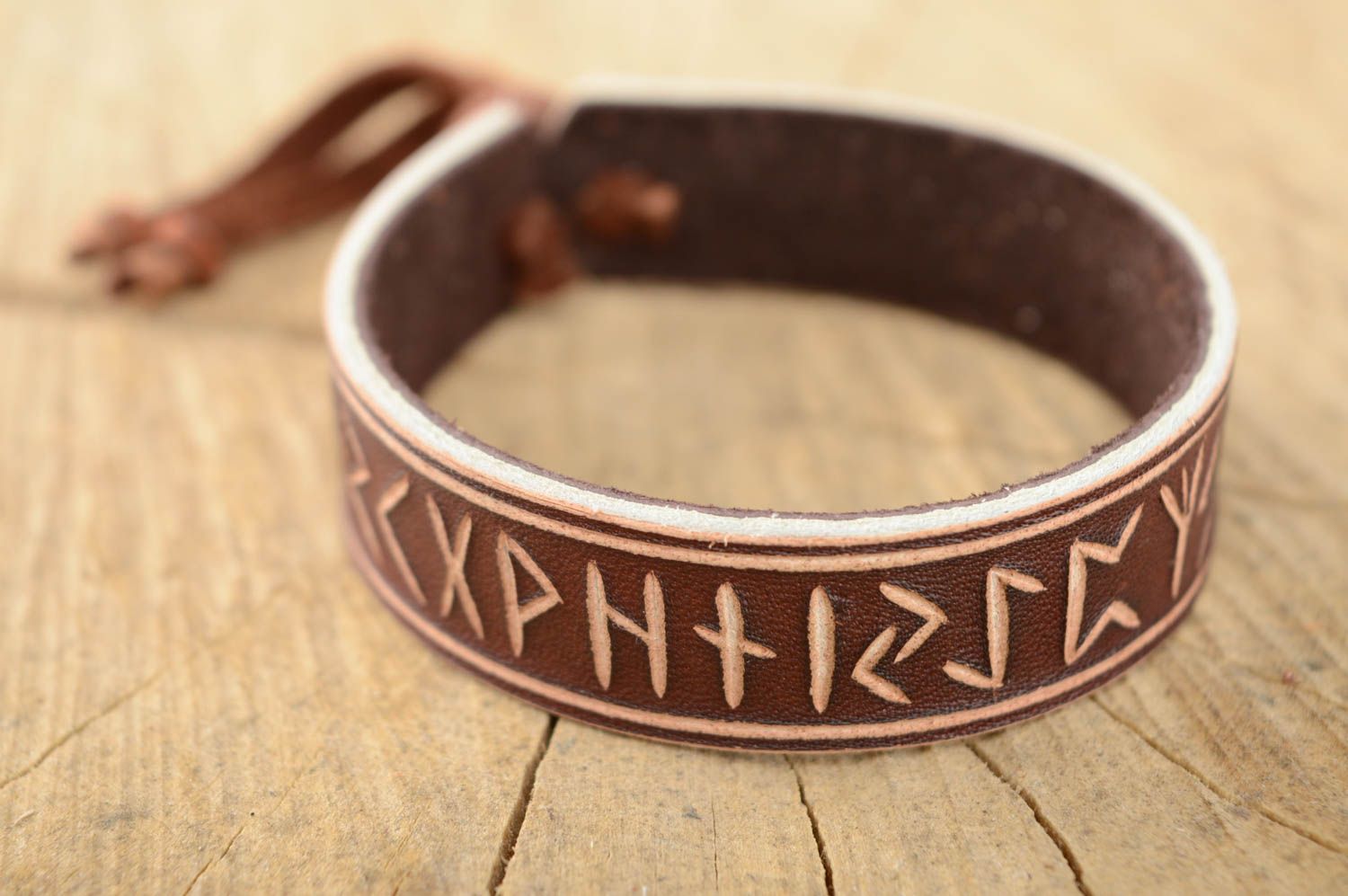 Bracelet en cuir brun sculpté avec runes fait main unisexe cadeau original photo 1