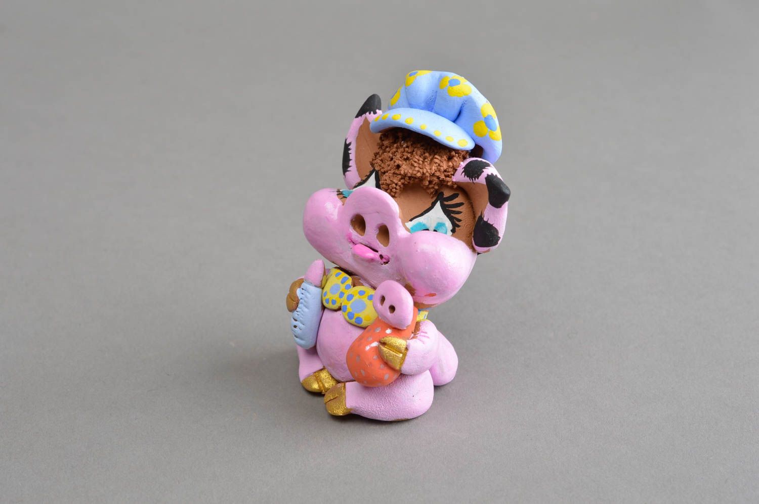Авторский керамический сувенир ручной работы свинка розового цвета в шапке фото 2