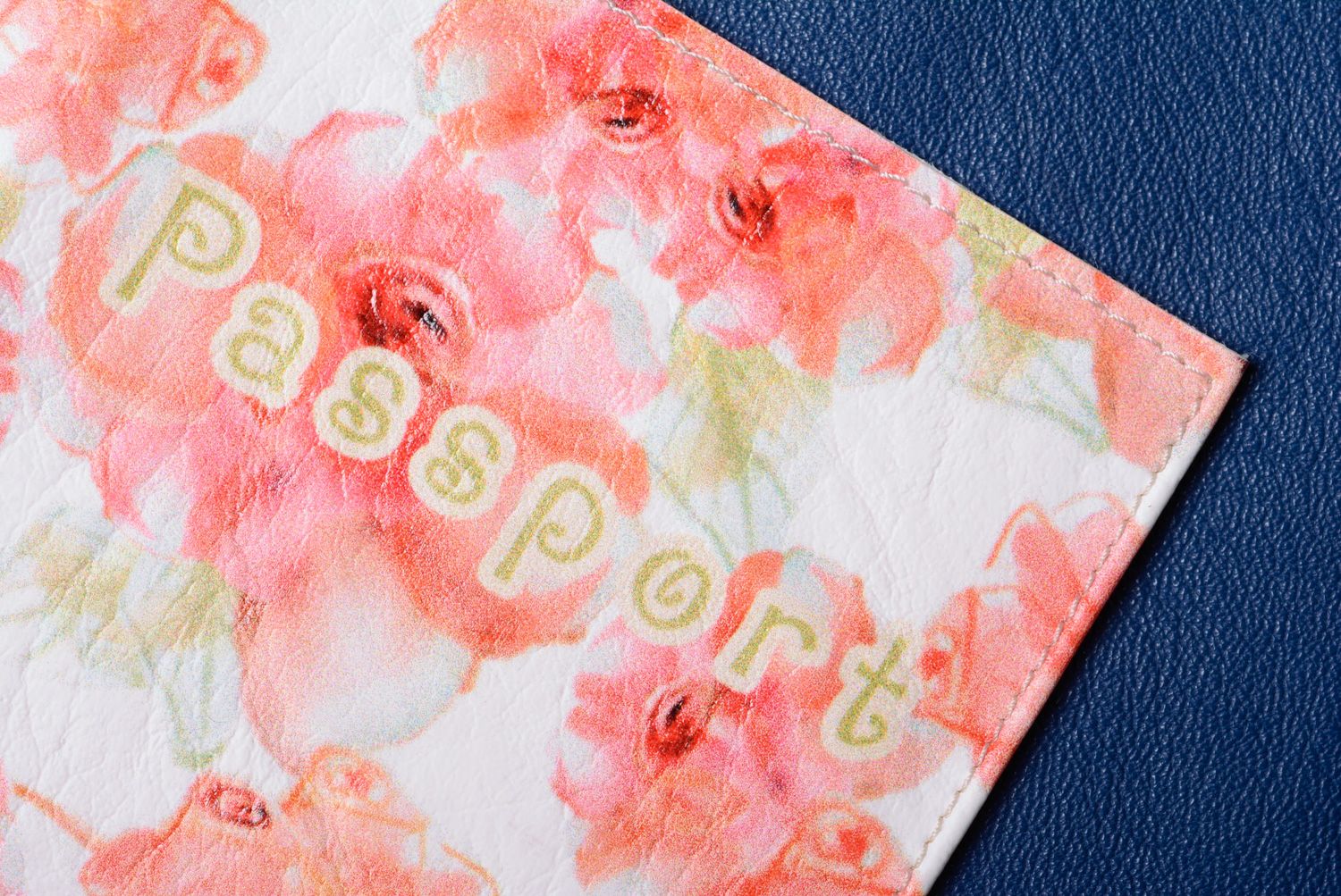 Funda de pasaporte con estampado floral hecha a mano  foto 4