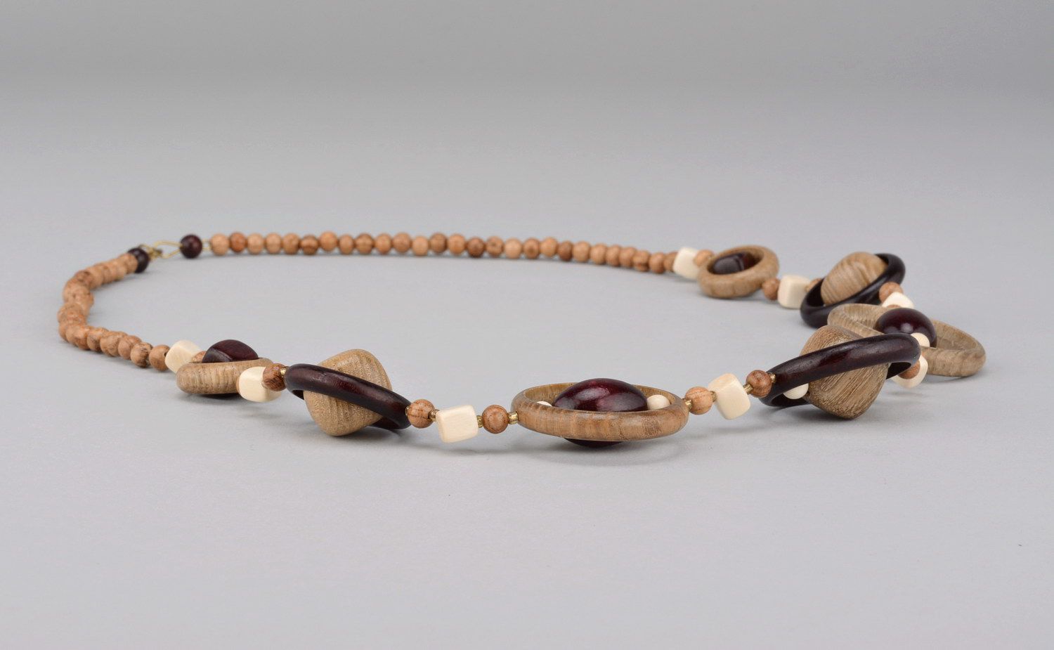 Halskette aus verschiedenen Holzsorten mit Schließe  foto 1