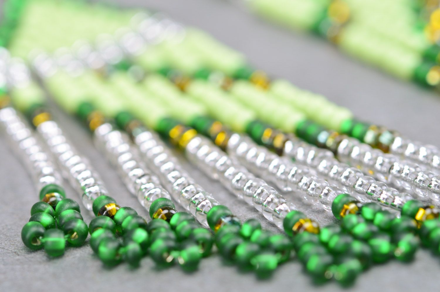Pendientes largos de abalorios checos hechos a mano originales verdes para mujer foto 4
