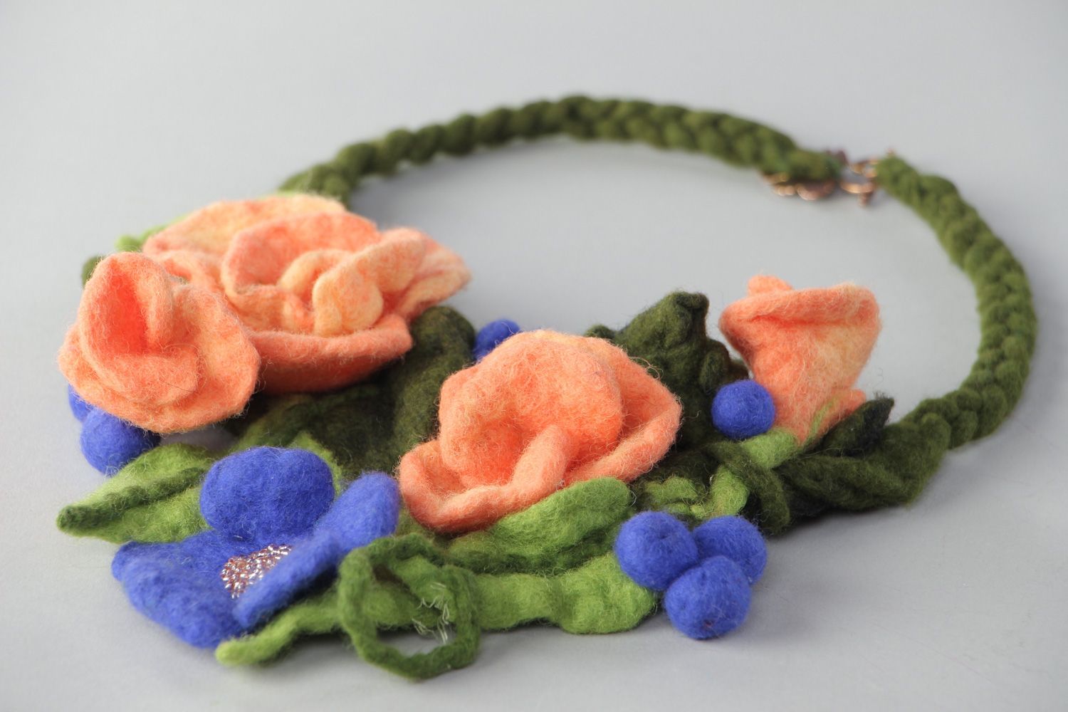 Gros collier en laine feutrée à sec fait main avec fleurs couleur pêche violet photo 3