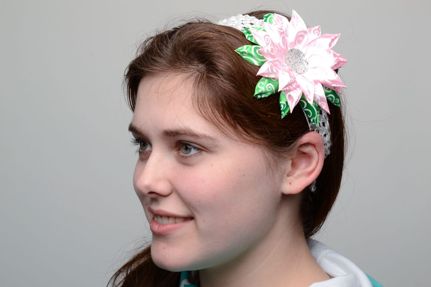 Fascia per capelli fatta a mano con fiore accessorio originale di tendenza foto 5
