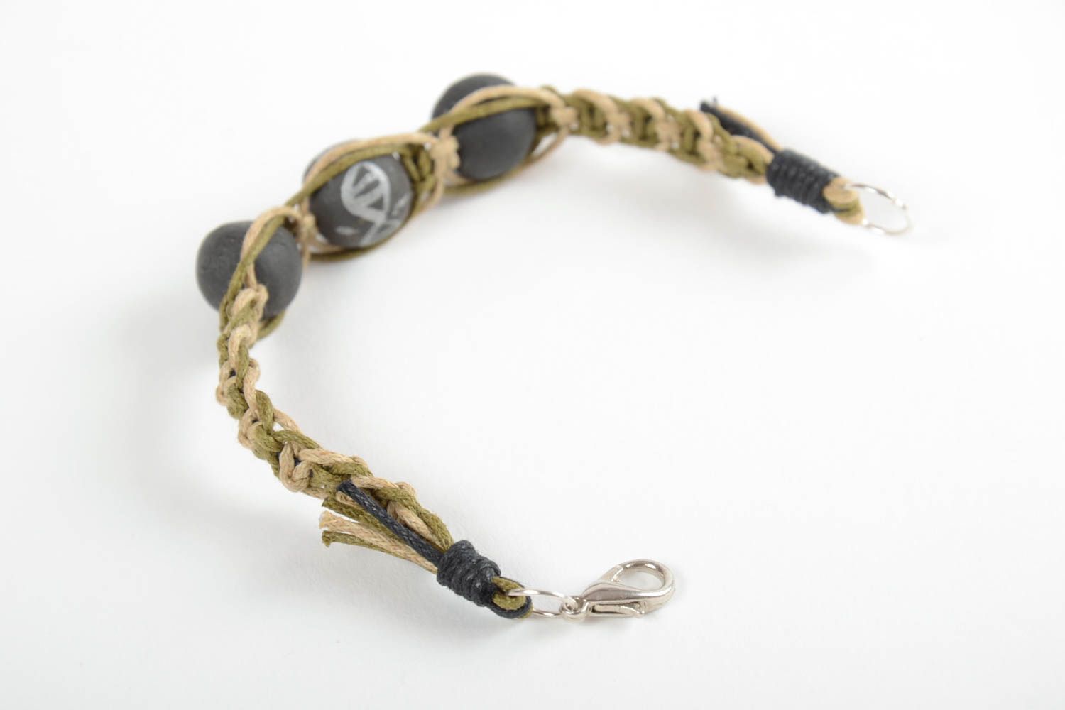 Тонкий плетеный браслет с бусинами из глины травянисто зеленый ручной работы фото 4