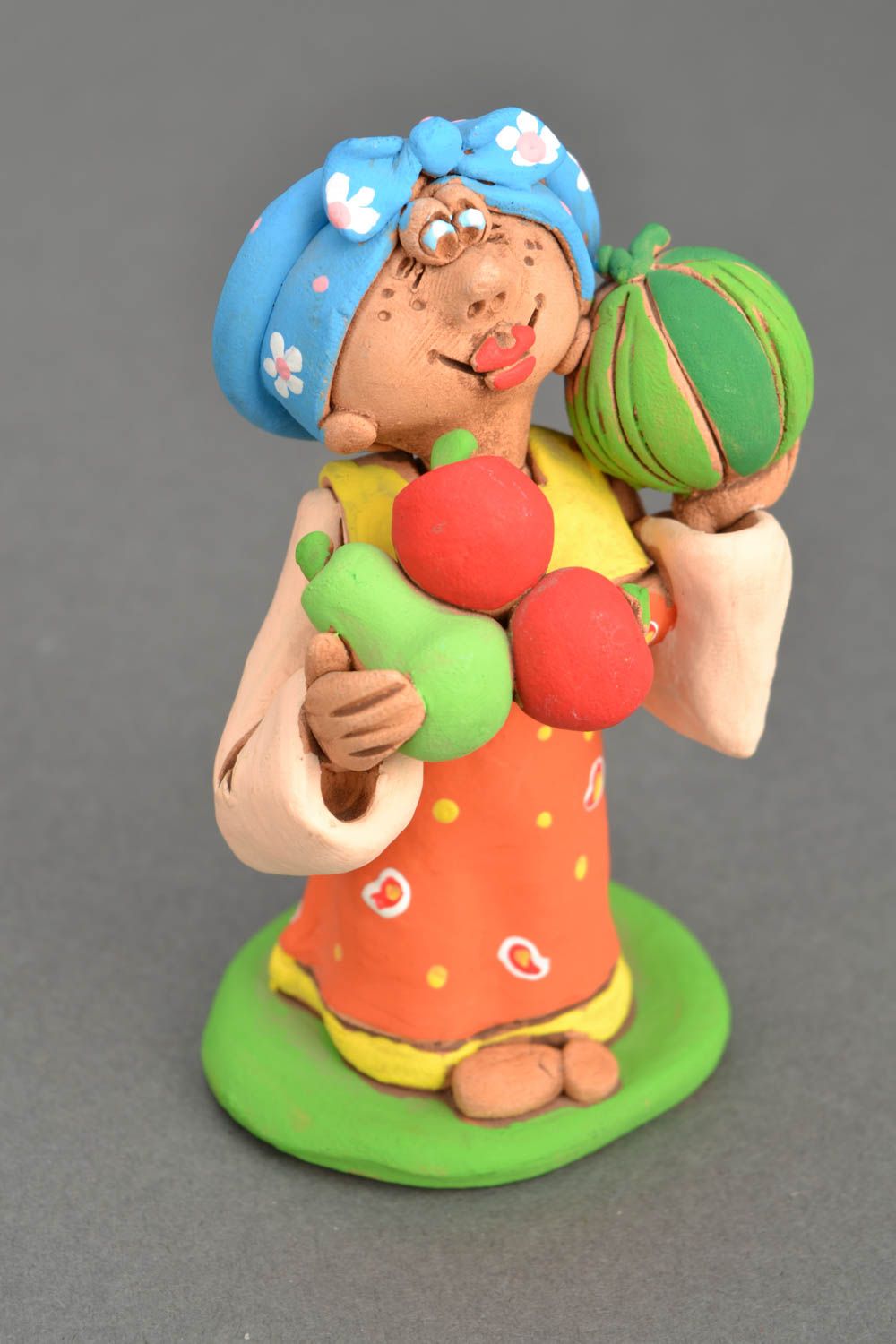 Figurine en argile faite main Femme avec fruits photo 3