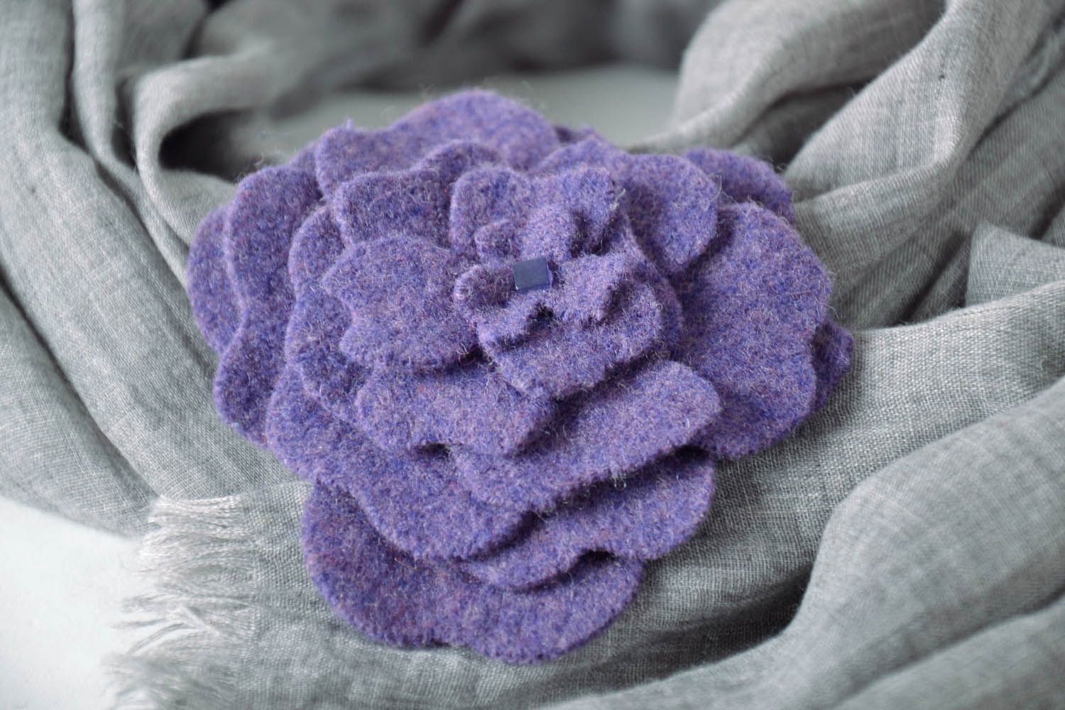 Violette Brosche Blume aus Wolle foto 1