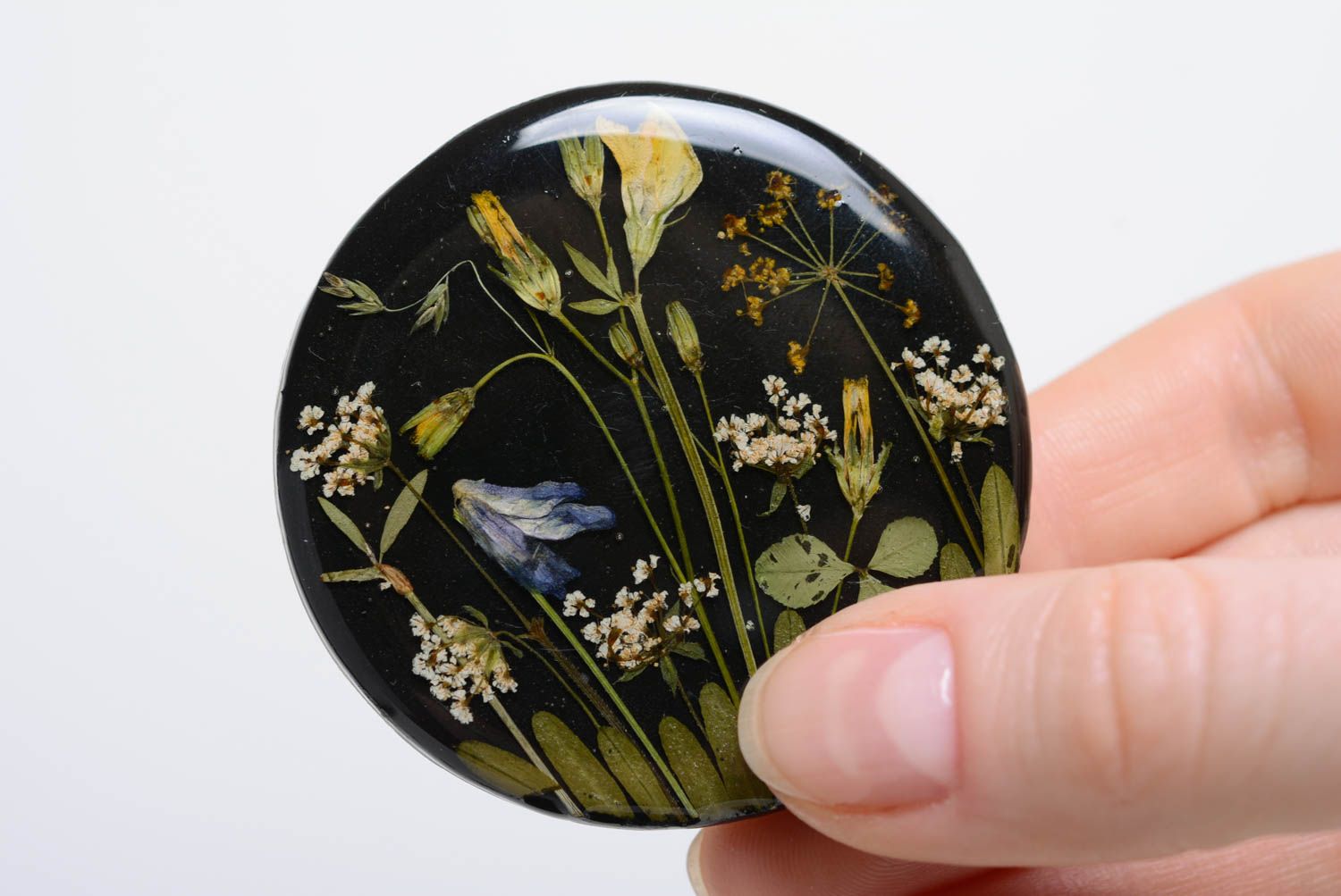 Broche noire ronde avec fleurs séchées recouvertes de résine époxyde faite main photo 4