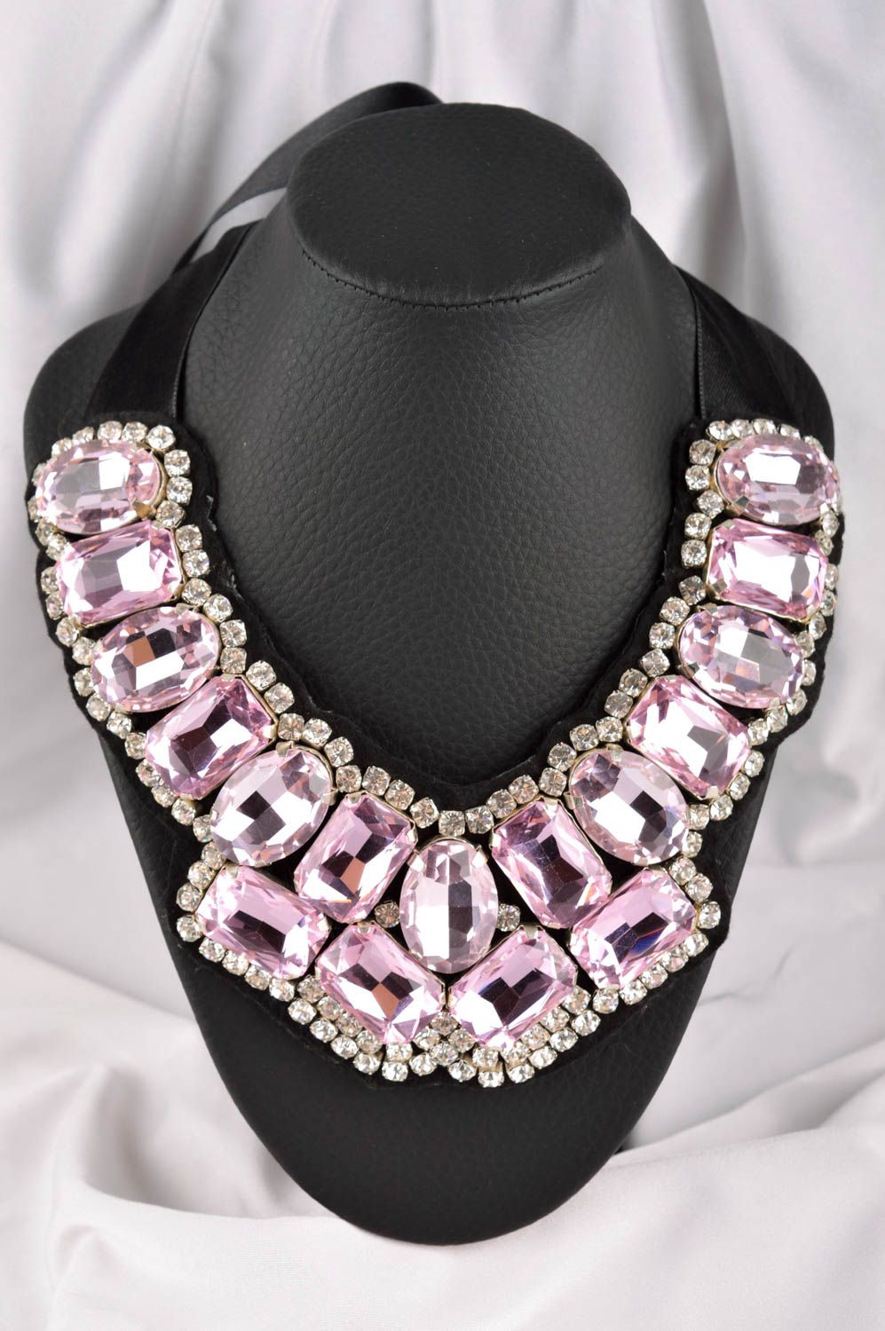 Collier fait main en tissu Bijoux originaux avec cristal rose Accessoire femme photo 1