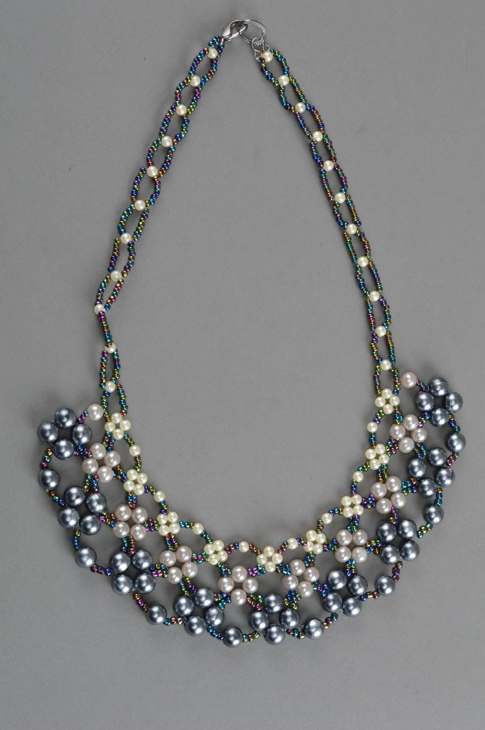 Weibliches geflochtenes Collier aus Glasperlen und Perlen handmade Accessoire foto 2