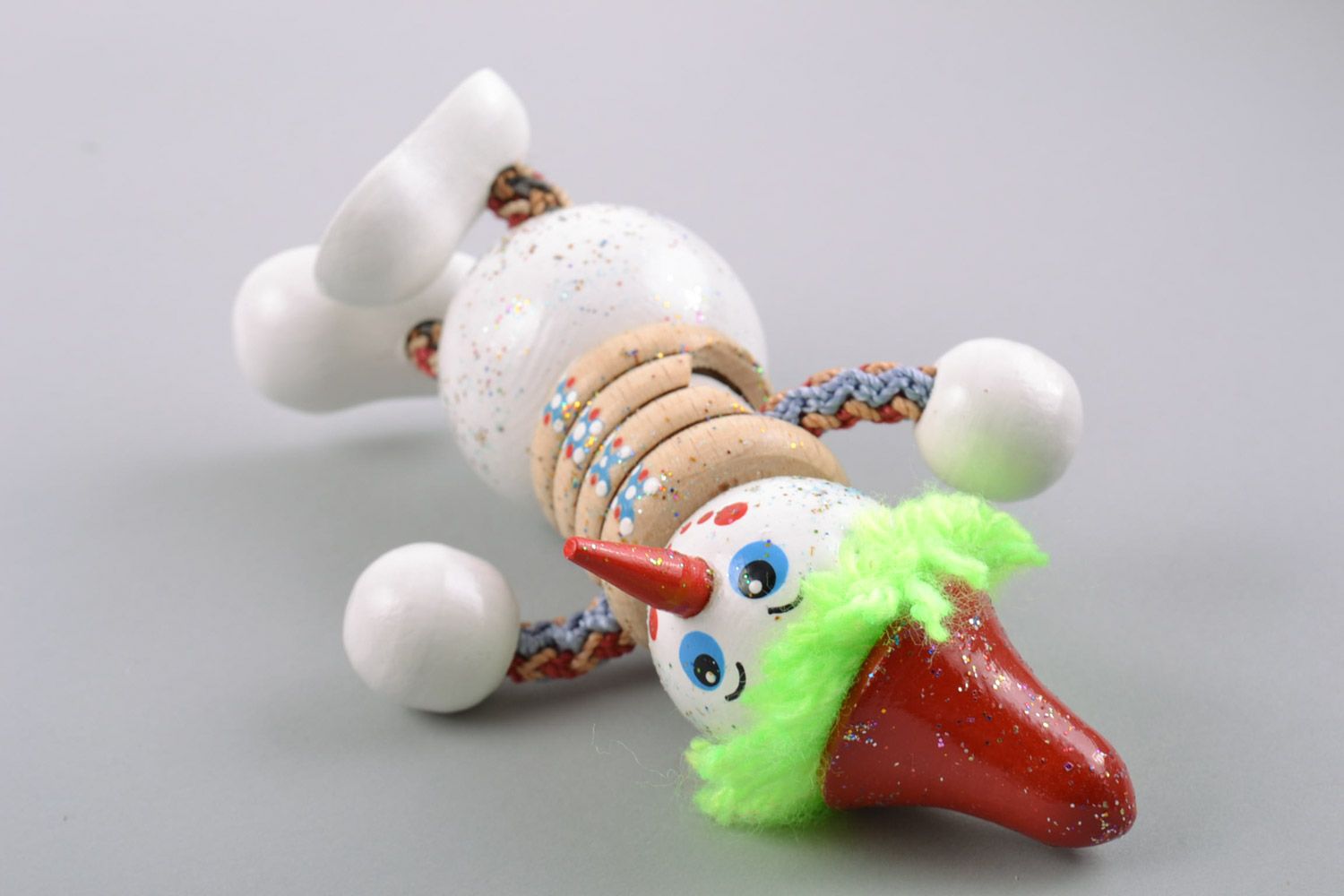Originelles farbiges handmade Spielzeug aus Holz für Kinder oder Interieur foto 5