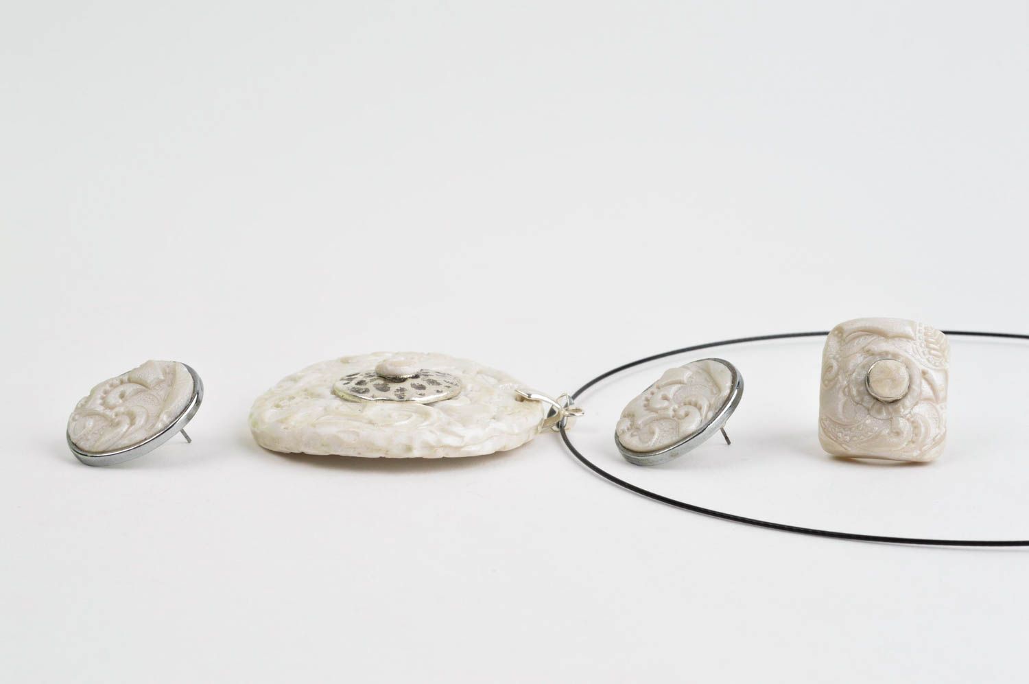 Колье из полимерной глины ручной работы красивые серьги перстень из пластики фото 2