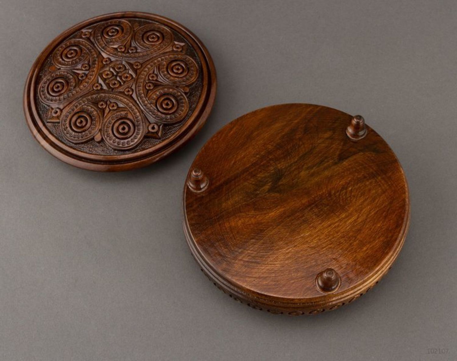 Carved jewelry box with a removable lid photo 4
