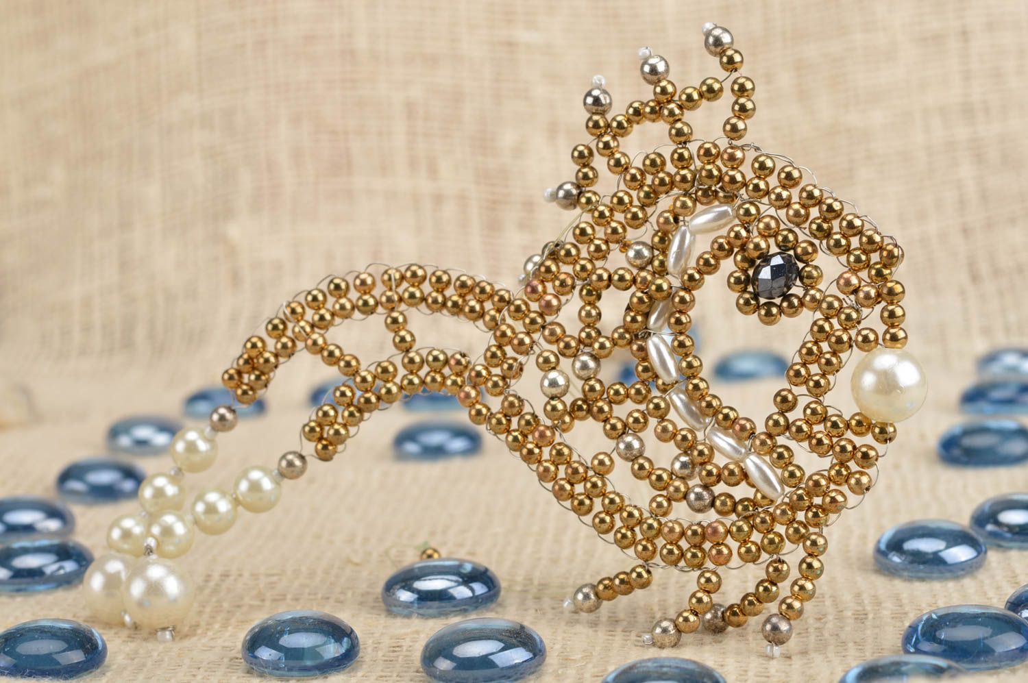 Декоративный элемент из бисера настенная подвеска ручной работы Золотая рыбка фото 1