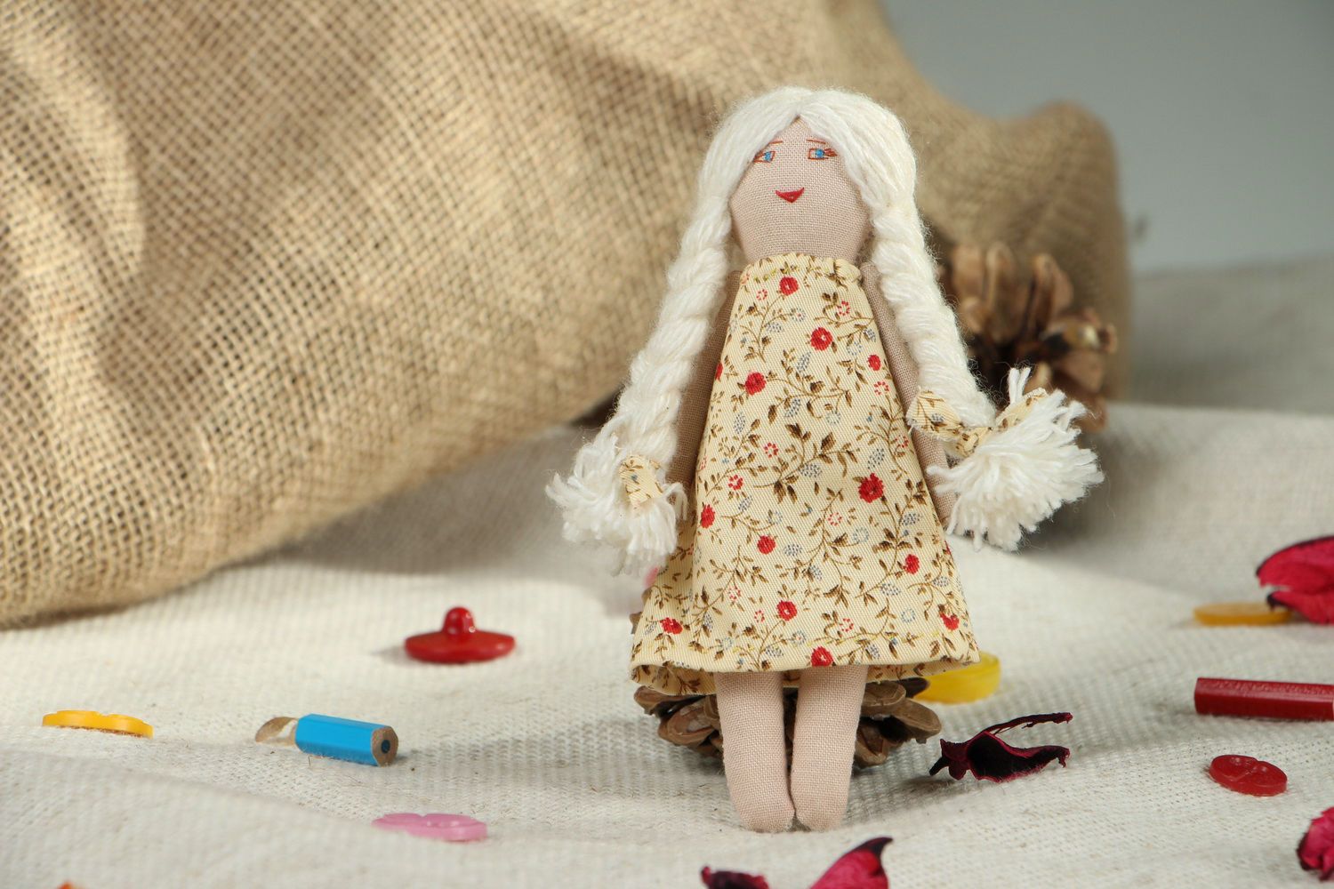 Puppe aus Baumwolle im Sommerkleid foto 5