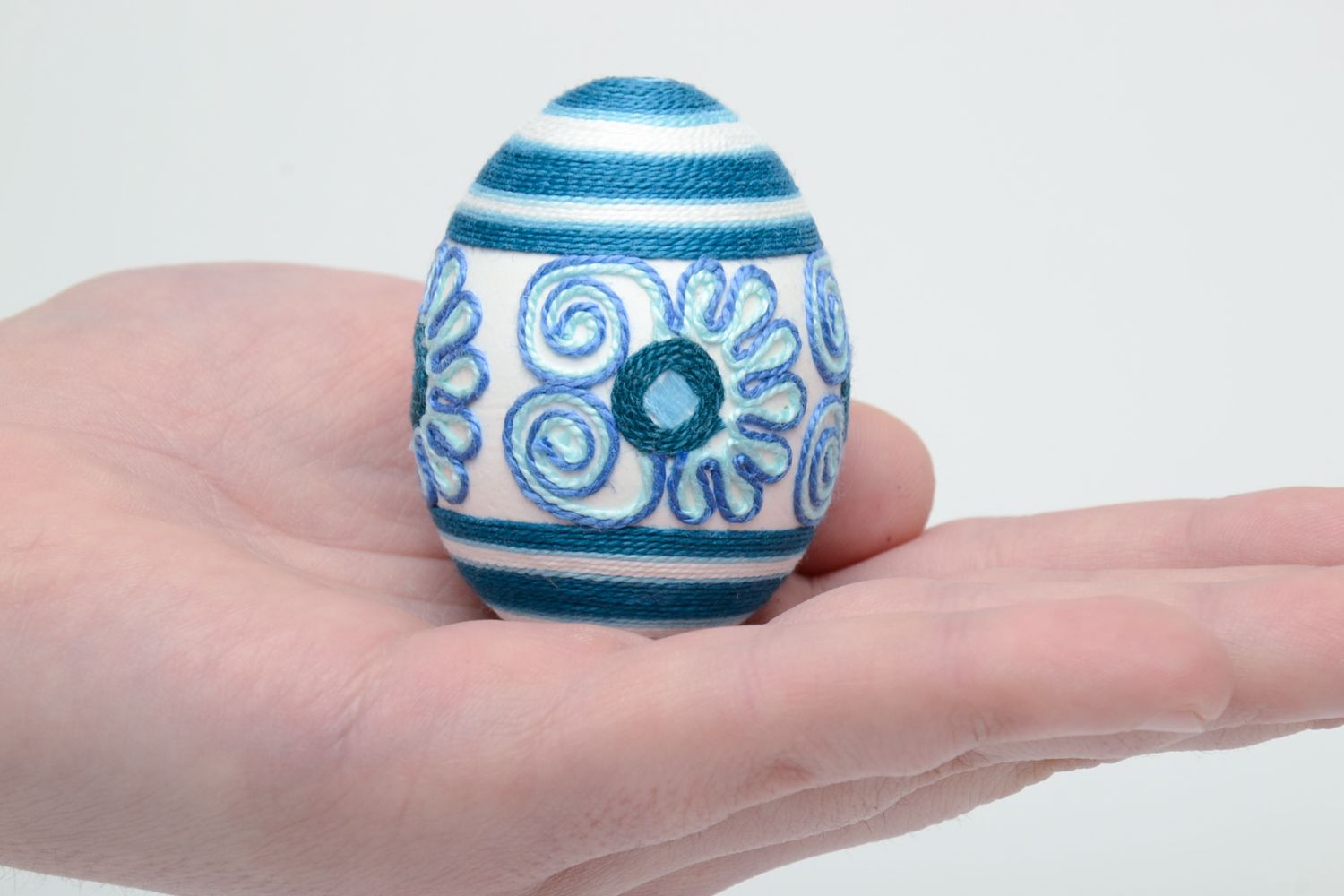 Bel oeuf de Pâques fait main original décoré de fils en soie de couleur bleue photo 5