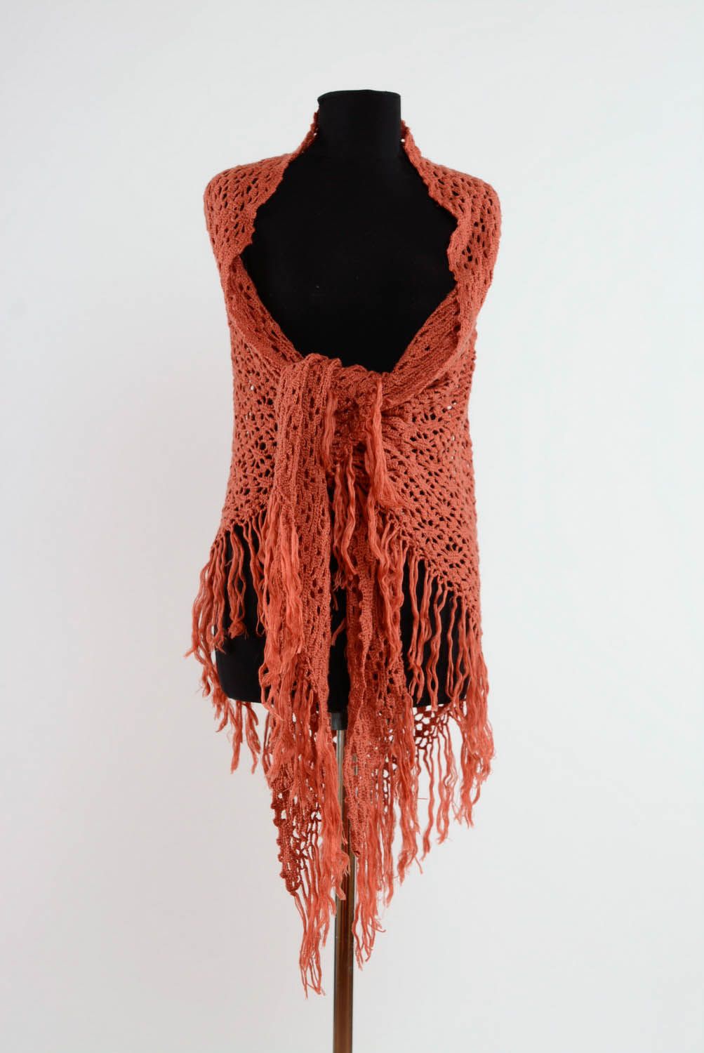 Châle tricoté au crochet ajouré rouge  photo 1