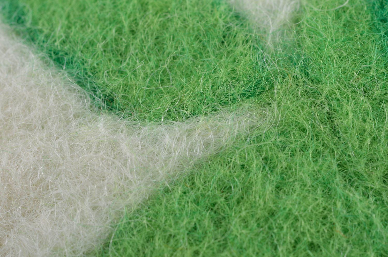 Éponge pour bain faite main en laine feutrage avec dessin feuilles vertes photo 3