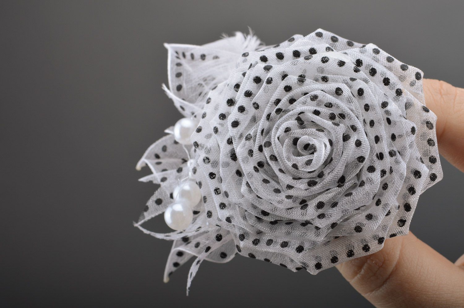 Handmade Brosche aus Stoff in Form der Blume mit Federn und Glasperlen für Damen foto 2