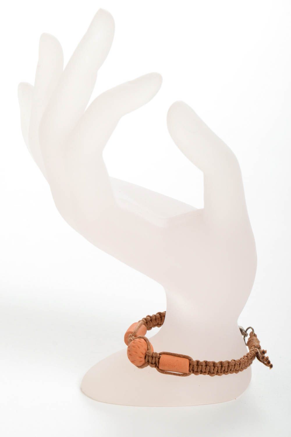 Плетеный браслет из вощеного шнура с бусинами коричневый аксессуар ручной работы фото 3