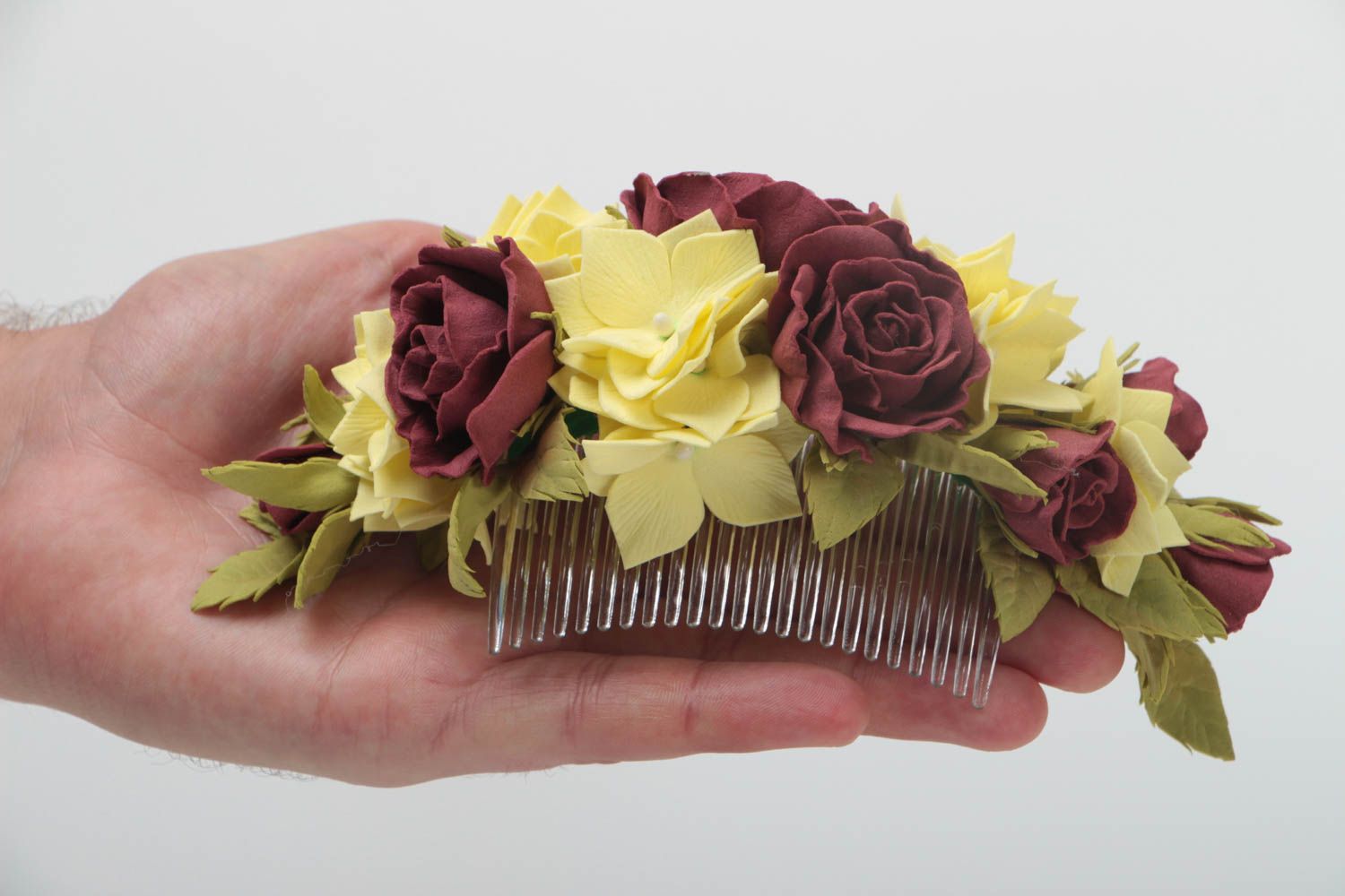 Handgemachter Haarkamm mit Blumen aus Foamiran für reizenden und zarten Look foto 5