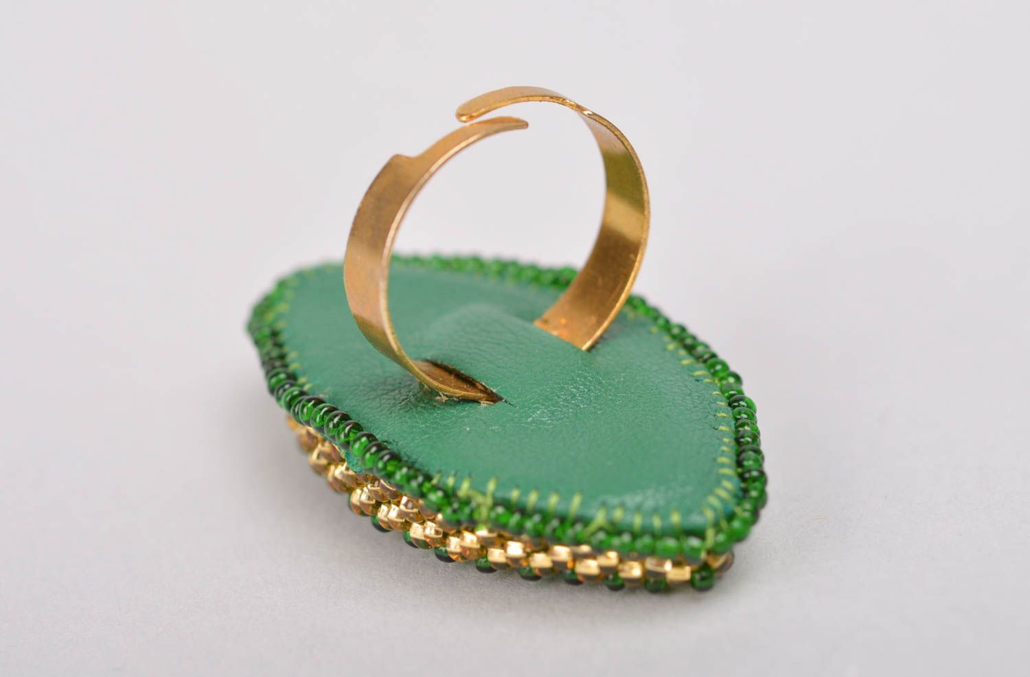 Зеленое кольцо с натуральным камнем агатом вышитое бисером ручной работы фото 3