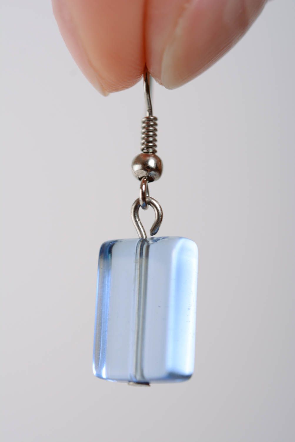 Светлые голубые серьги подвески с пластиковыми бусинами ручной работы оригинальные фото 5