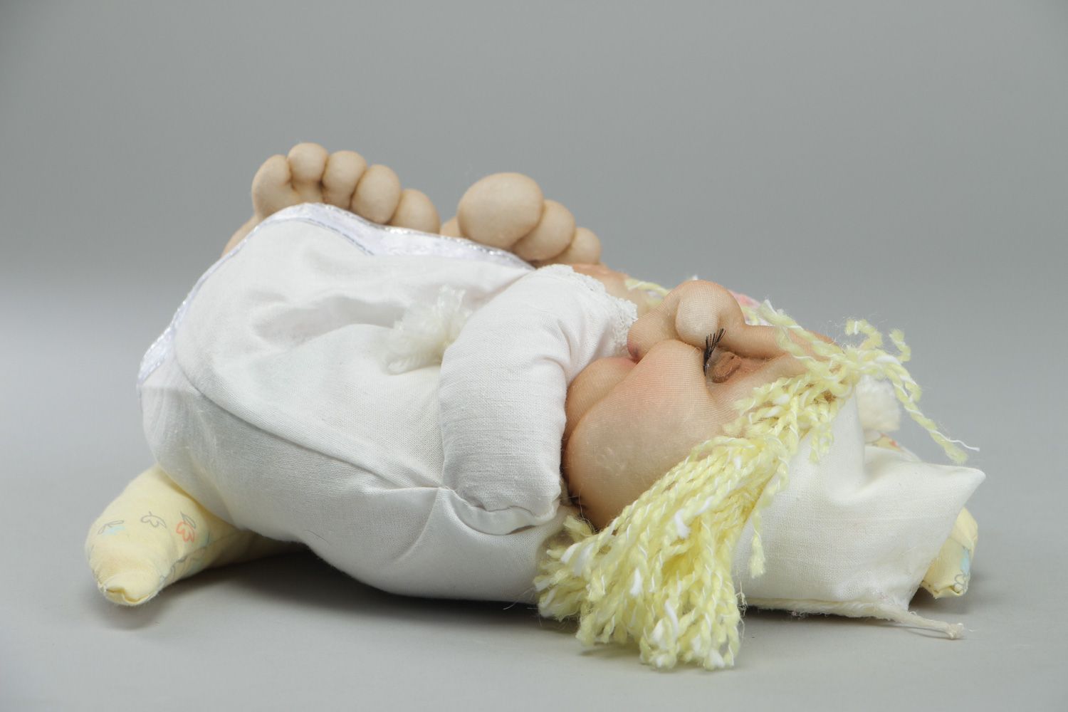 Petite poupée faite main en nylon blanc-jaune faite main pour enfant photo 3