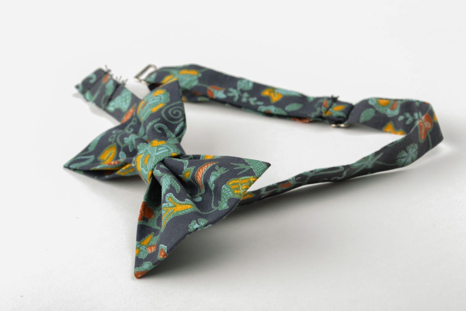Gravata-borboleta artesanal de tecido  foto 3