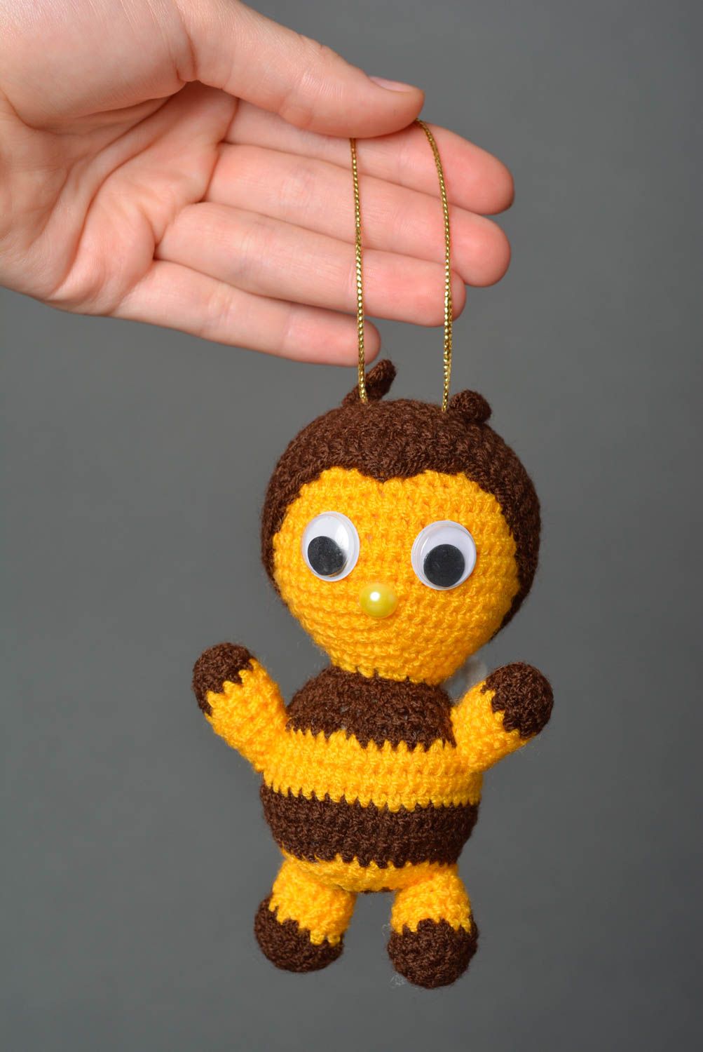 Peluche abeille à suspendre Jouet fait main tricoté au crochet Cadeau enfant photo 4