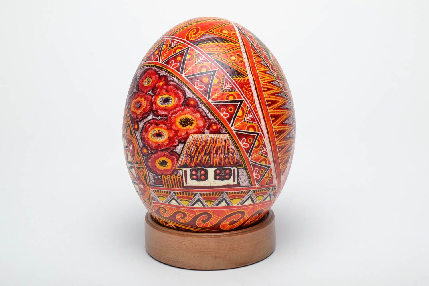 Пасхальное яйцо страусиное на деревянной подставке фото 3