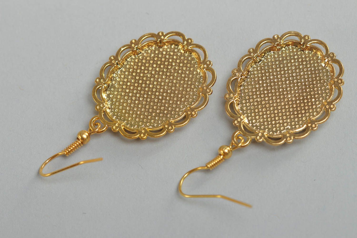 Handmade vintage oval dangling earrings with lacy metal basis of golden color photo 4
