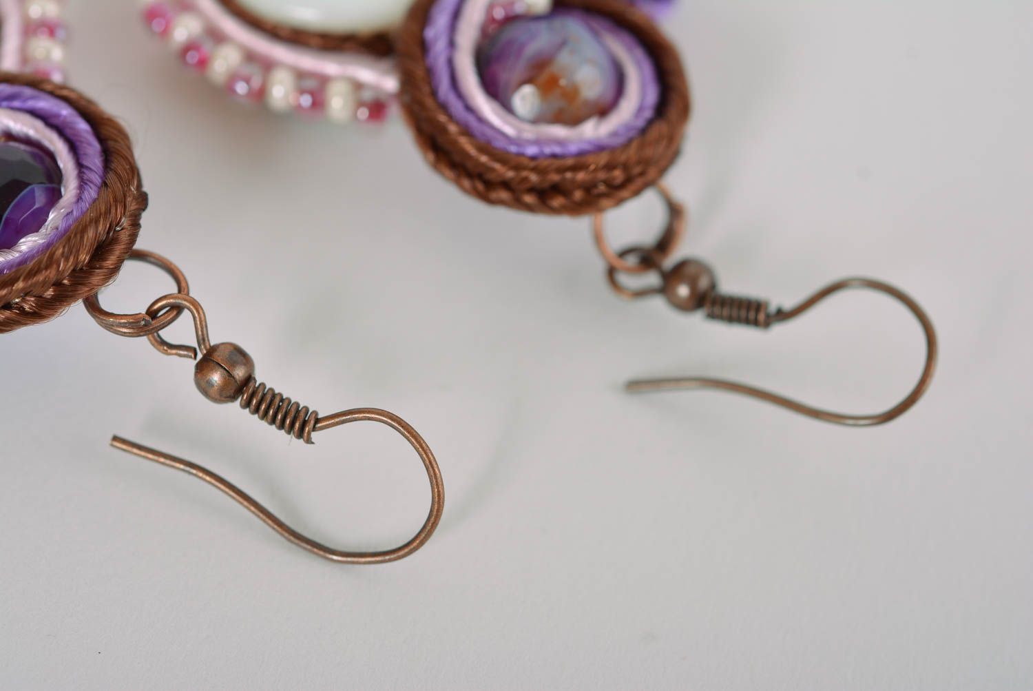 Handmade lange Ohrringe Damen Schmuck Accessoires für Frauen in Lila schön grell foto 5