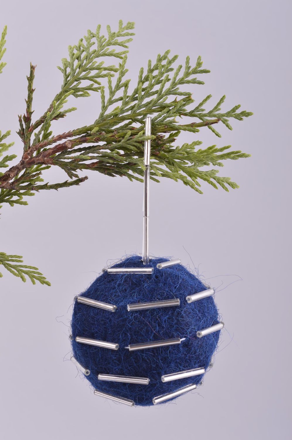 Déco fait main Boule à suspendre bleue Décoration Noël technique feutrage photo 1