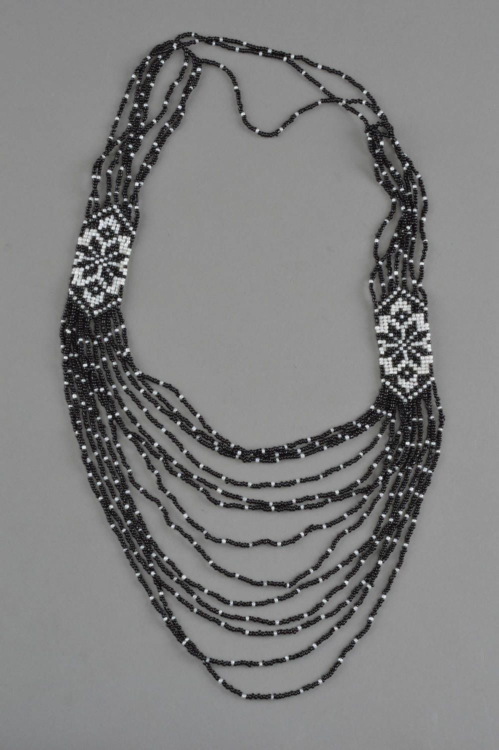 Ожерелье из бисера черно-белое красивое многорядное массивное ручной работы фото 2