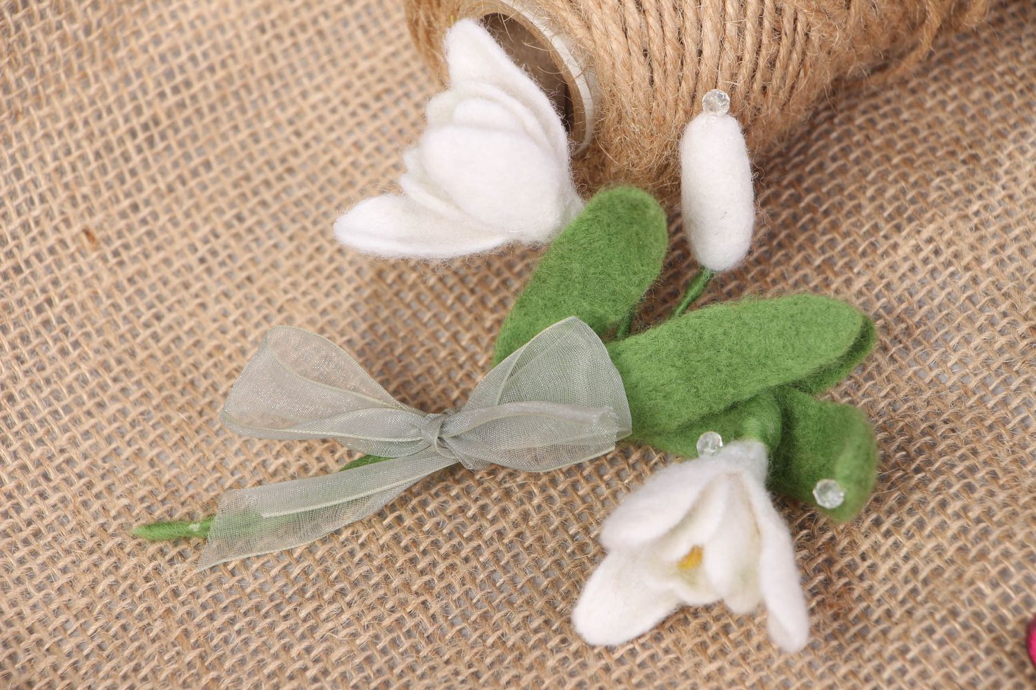 Broche flor de fieltro Campanilla de invierno foto 5