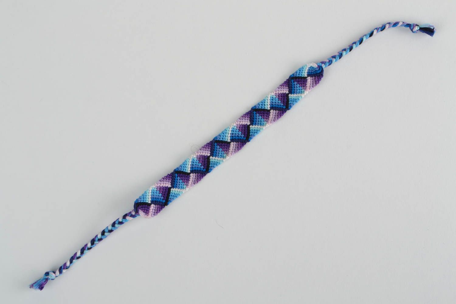 Blaues handgemachtes geflochtenes Armband aus Fäden in Makramee Technik foto 5