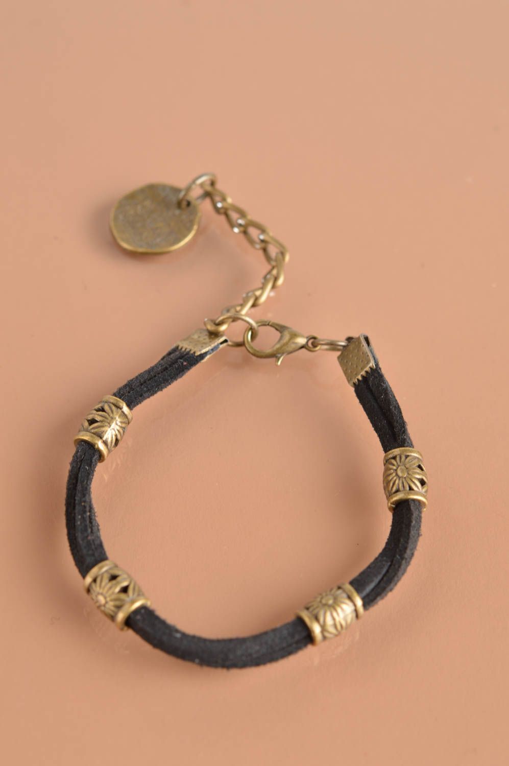 Bracelet en cordons de daim fait main noir avec métal de couleur de bronze photo 5