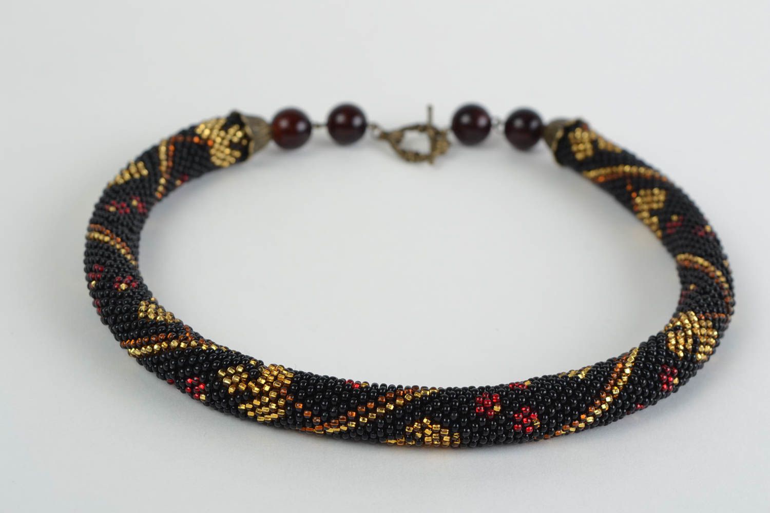 Ожерелье из бисера колье жгут ручной работы плетеное крючком черное с золотом фото 4