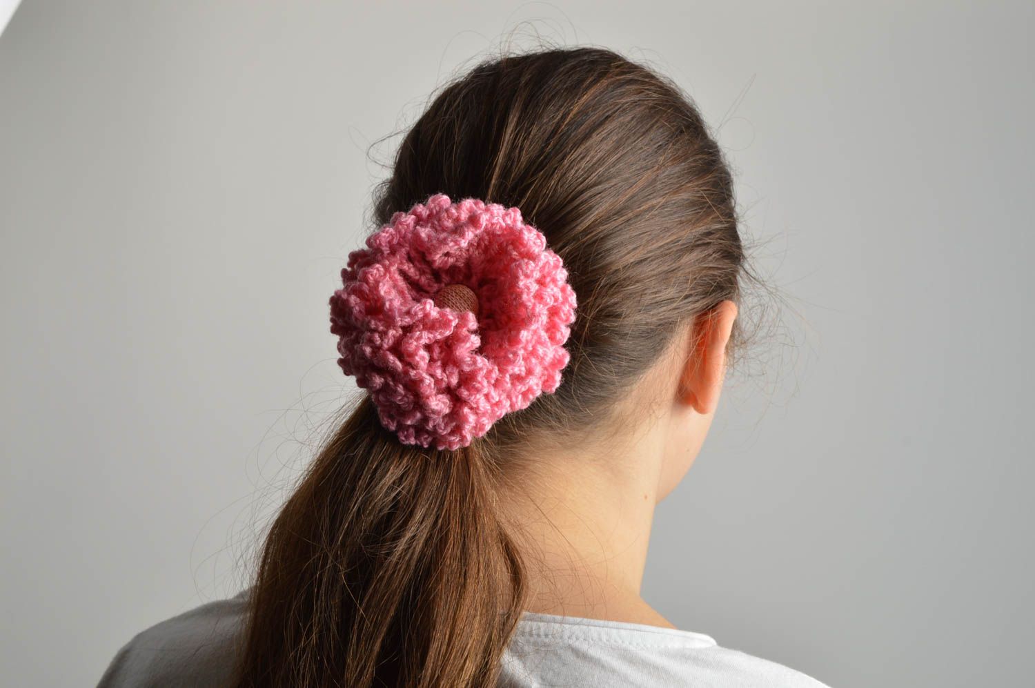 Coletero tejido para el pelo con flor grande rosada hecho a mano para niña  foto 2