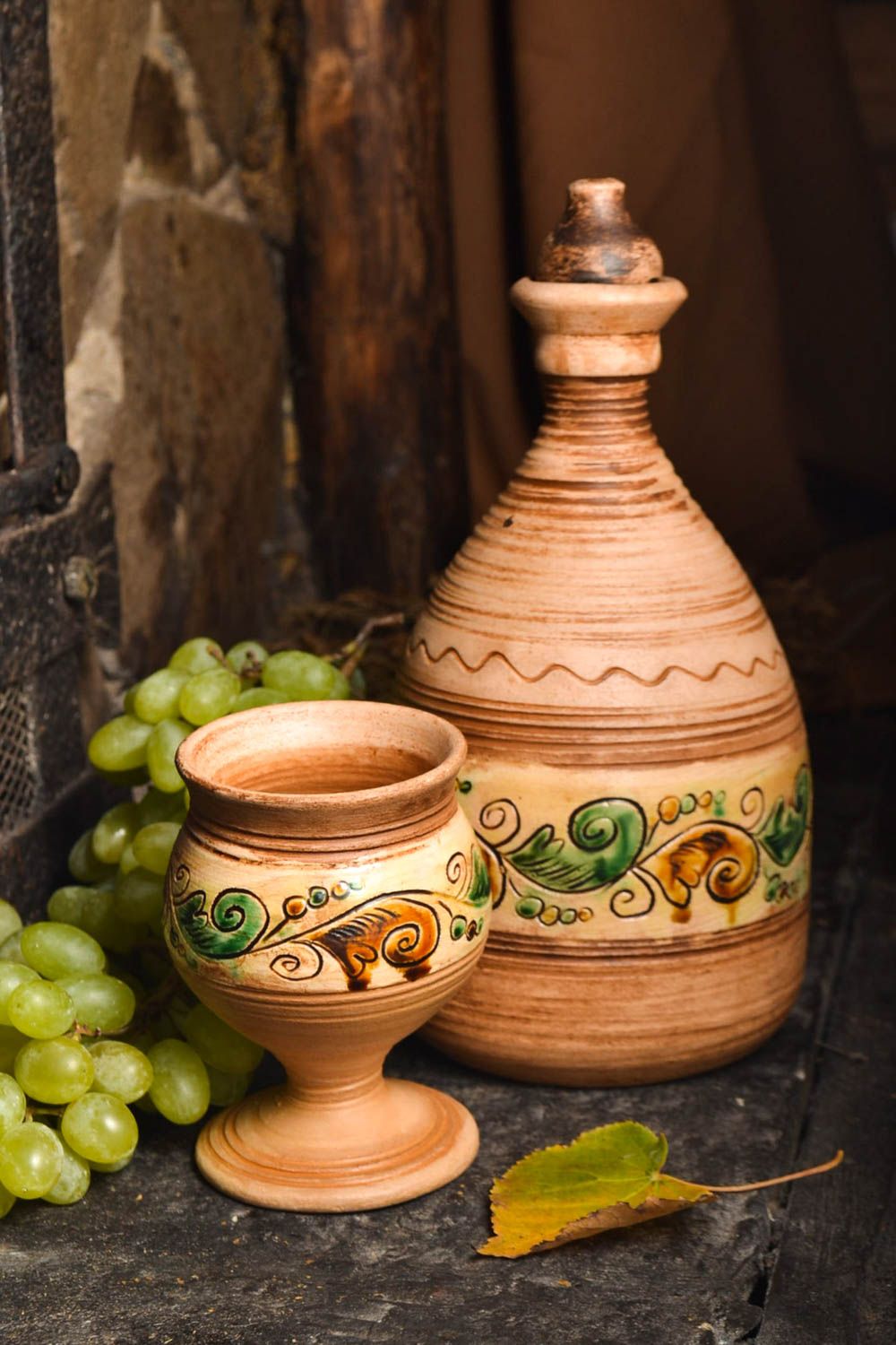 Juego de vajilla artesanal garrafa de cerámica y copa de barro pintadas foto 1