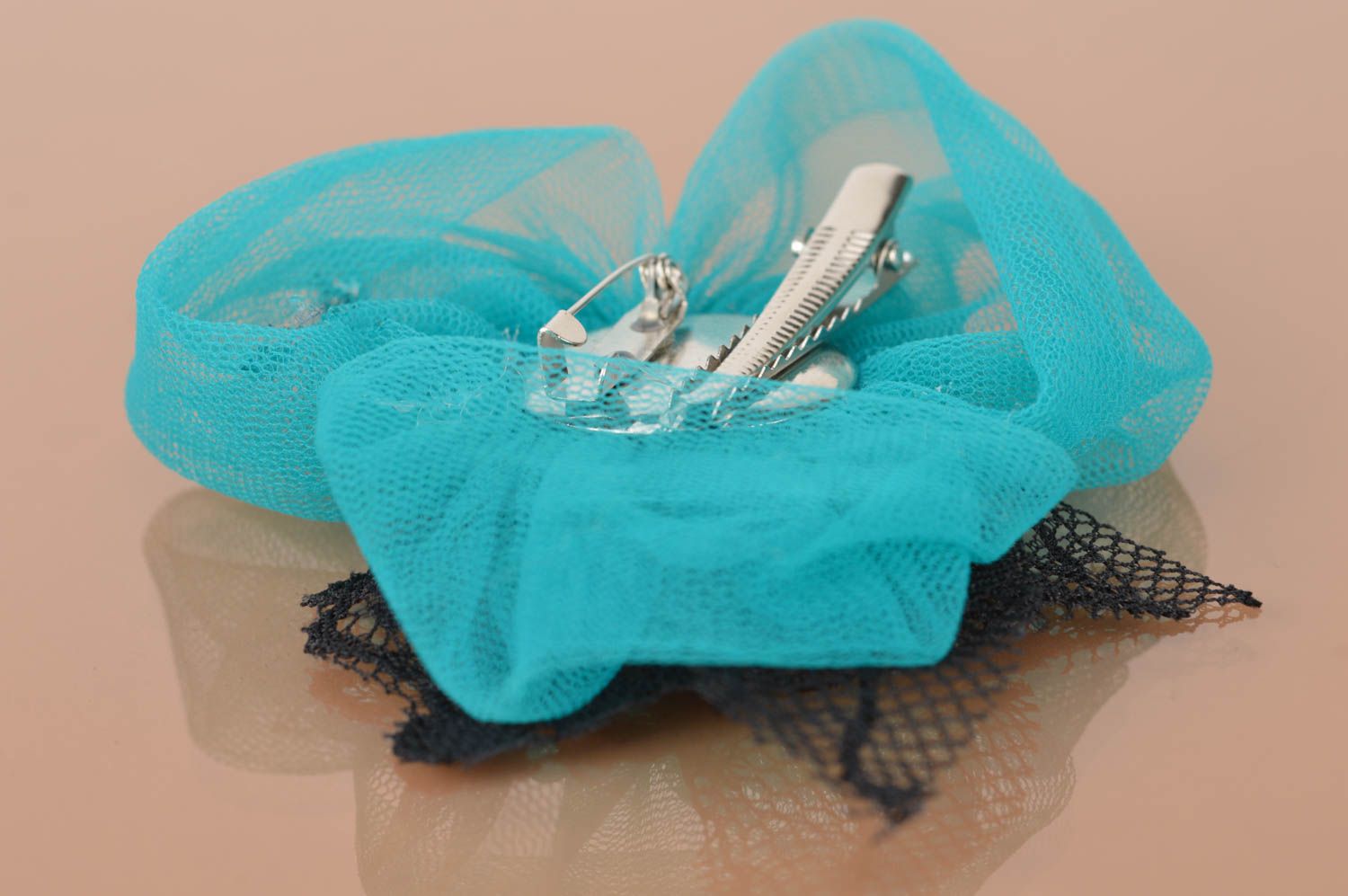 Handgemachte Brosche Haarklammer aus Stoff mit Spitze in Schwarz und Türkis foto 4