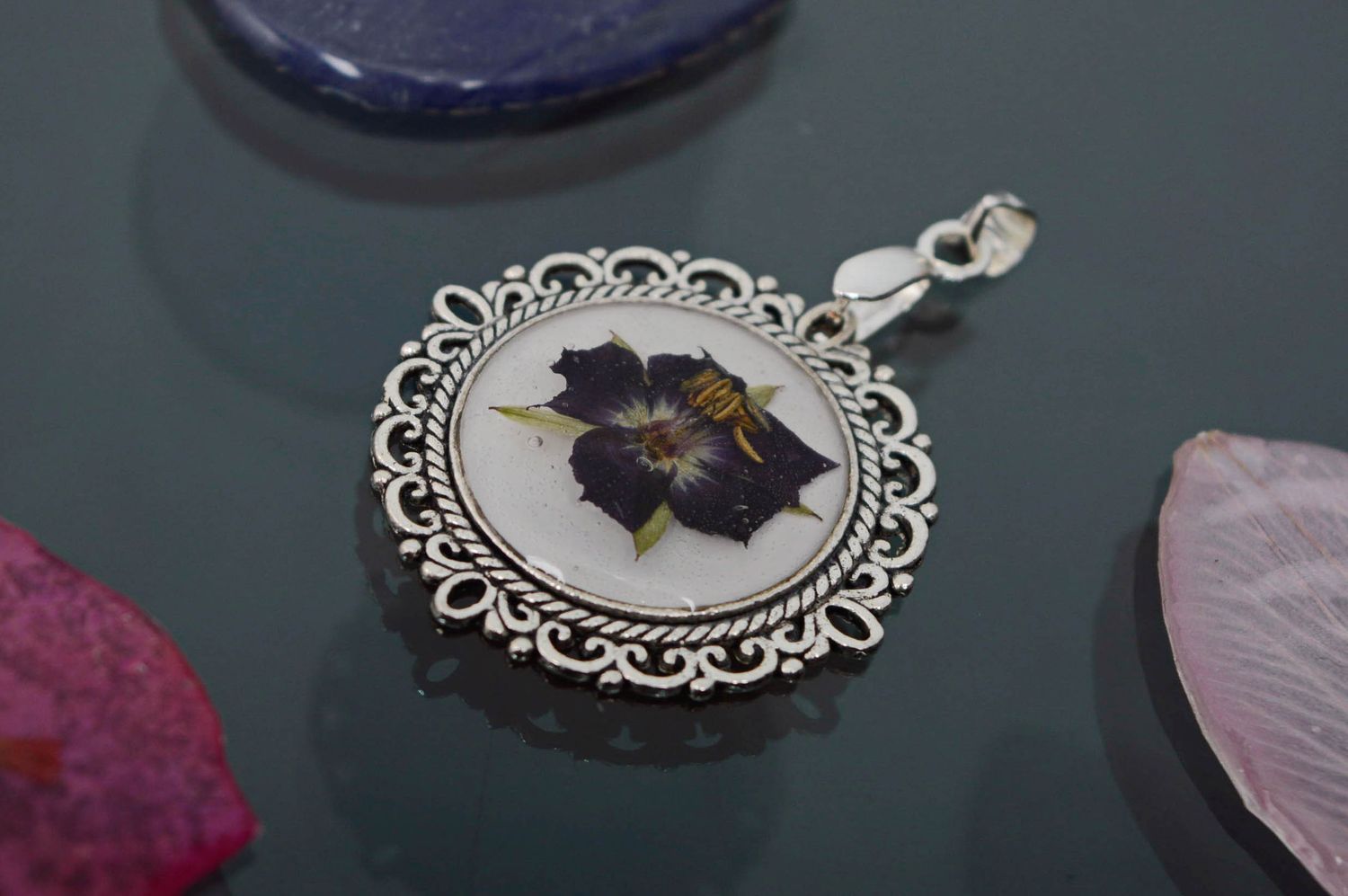 Colgante de resina epoxi para el cuello con flor violeta foto 1