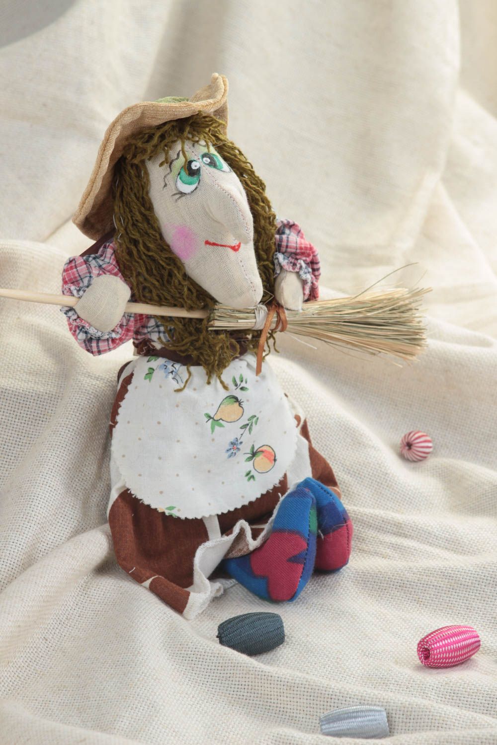 Кукла игрушка из ткани Баба яга с метлой небольшого размера ручная работа фото 1